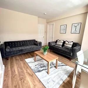 Holiday home 4 Bedroom House With Driveway, Newcastle upon Tyne